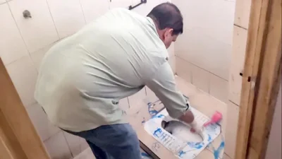 হাসপাতালের টয়লেট পরিষ্কার করছেন এমপি আনিছুর রহমান