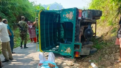 সাজেকে চাঁদের গাড়ি উল্টে আহত ৭ পর্যটক, আশঙ্কাজনক ২