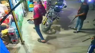 নোয়াখালীর বেগমগঞ্জ উপজেলায় দোকানে ঢুকে জামায়াত কর্মী মো. মিজানুর রহমানকে গুলির ঘটনার একটি ভিডিও সামাজিক যোগাযোগমাধ্যমে ছড়িয়ে পড়েছে