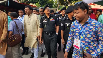 ঢাকেশ্বরী মন্দির পরিদর্শনে এসআরবি ফোর্সেসের মহাপরিচালক