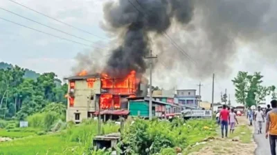 কক্সবাজারের পাটুয়ারটেক সৈকতে টুপটুপ রিসোর্টের অগ্নিকাণ্ডে ১০ জনের মরদেহ উদ্ধার হলেও এখনও একজন নিখোঁজ রয়েছেন