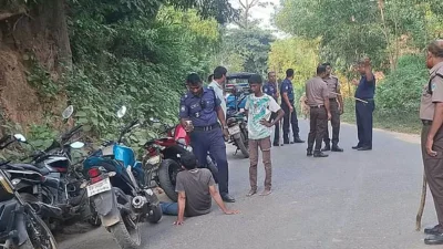 কক্সবাজারের ঈদগাঁও ও রামু উপজেলার পাহাড়ি জনপদের ভেতর দিয়ে যাওয়া ঈদগাঁও-ঈদগড়-বাইশারী সড়কে দিনের বেলায় অস্ত্রের মুখে যাত্রীদের জিম্মি করে লুটপাট চালিয়েছে একদল ডাকাত
