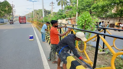 প্রধানমন্ত্রীর আগমন উপলক্ষে সড়ক বিভাজন রং করা হচ্ছে