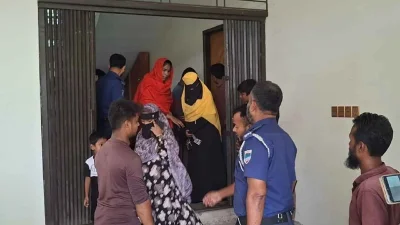 ভাড়া বাসা থেকে বের হচ্ছেন আটক নারীরা