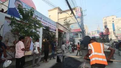 প্রধানমন্ত্রীর আগমন ঘিরে রংপুরে দিনরাত কাজ করে সড়ক চলাচল উপযোগী করছেন সংস্কারকাজে নিয়োজিত শ্রমিকেরা