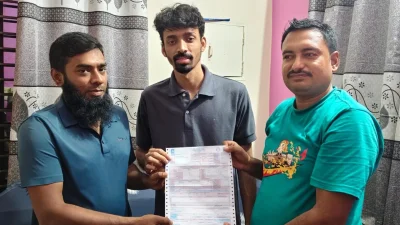 গ্রাহককে সংশোধিত বিলের কপি বুঝিয়ে দিচ্ছেন পল্লী বিদ্যুৎ সমিতির দুই কর্মকর্তা