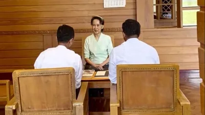 প্রকাশিত ছবিতে সু চিকে হালকা সবুজ রঙের বার্মিজ ব্লাউজ ও জলপাই রঙের স্কার্ট পরা দেখা যায়। ছবি: মিয়ানমার রাষ্ট্রপতির মুখপাত্রের কার্যালয়