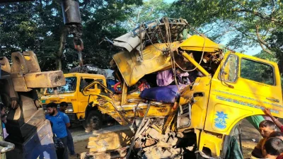 দুর্ঘটনাকবলিত বালুবোঝাই ট্রাক
