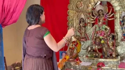 শুধু প্রতিমার নির্মাণশৈলীই নয়, পূজা শেষে বিসর্জনের প্রচলিত রীতির ব্যতিক্রমও বাড়িটিকে আলাদা পরিচিতি দিয়েছে