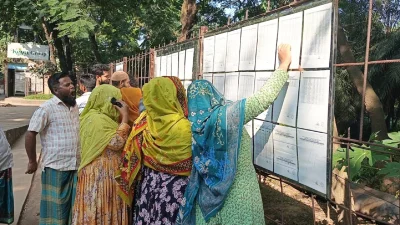 ছাঁটাই হওয়া কর্মীদের নামের তালিকা দেখতে কারখানার সামনে ভিড় করেন শ্রমিকেরা