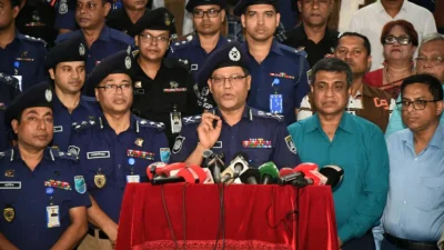 নারায়ণগঞ্জে রামকৃষ্ণ মিশন পূজামণ্ডপ পরিদর্শন শেষে স্থানীয় সাংবাদিকদের সঙ্গে আলাপকালে পুলিশের মহাপরিদর্শক (আইজিপি) মো. আলী হোসেন ফকির
