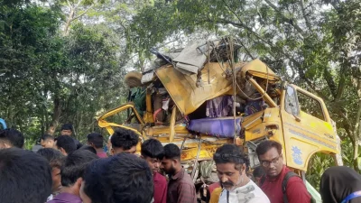 দুর্ঘটনাকবলিত বালুবোঝাই ট্রাক