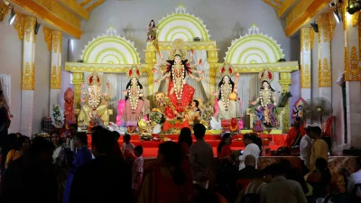 রাজধানীর পূজামণ্ডপে ভক্তরা (ছবি: নাসিরুল ইসলাম)
