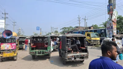 তিন চাকার যান এখন অপ্রতিরোধ্যভাবে মহাসড়কে চলাচল করছে। ছবি: বাংলা ট্রিবিউন