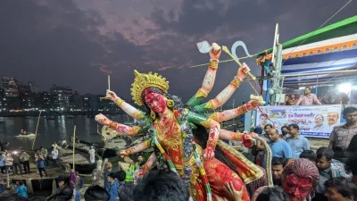বুড়িগঙ্গায় প্রতিমা বিসর্জন, ছবি: নাসিরুল ইসলাম