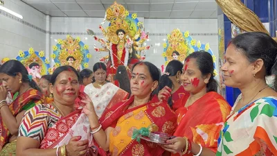 দেবী বিসর্জনের আগে সিঁদুর খেলায় মেতে ওঠে সনাতন ধর্মাবলম্বী নারীরা।