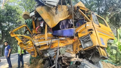 দুর্ঘটনায় ক্ষতিগ্রস্ত ট্রাকের দৃশ্য।