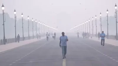 বুধবার থেকে দিল্লির বায়ুর মান ‘খারাপ’ ক্যাটাগরিতে নেমে গেছে। ছবি: পিটিআই