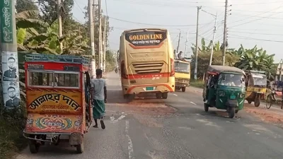 নিষেধাজ্ঞার তোয়াক্কা না করেই বরিশাল মহাসড়ক দাপিয়ে বেড়াচ্ছে ব্যাটারিচালিত রিকশা, অটোরিকশা, সিএনজিচালিত অটোরিকশাসহ বিভিন্ন ধরনের ছোট যানবাহন
