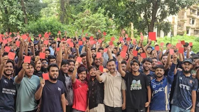 নতুন উপাচার্যকে লাল কার্ড দেখাচ্ছেন চুয়েটের শিক্ষার্থীরা