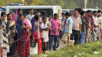 সীমান্তের কাঁটাতারের পাশে দর্শনার্থীদের উপচেপড়া ভিড়