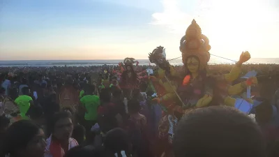 লাখো মানুষের উপস্থিতিতে একে একে সাগরের জলে দেবী দুর্গার প্রতিমাকে বিসর্জন দেওয়া হয়
