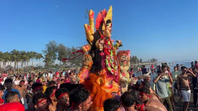 কক্সবাজারের টেকনাফে ধর্মীয় ভাবগাম্ভীর্য ও উৎসবমুখর পরিবেশে শারদীয় দুর্গোৎসবের বিজয়া দশমী শেষে সমুদ্রসৈকতে প্রতিমা বিসর্জন সম্পন্ন হয়েছে
