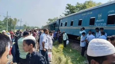 লাকসামে কর্ণফুলী এক্সপ্রেসের ইঞ্জিনসহ ৩ বগি লাইনচ্যুত।