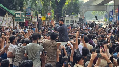 গত ১৯ অক্টোবর পদত্যাগের ঘোষণা দিয়ে গাড়িতে ফিরে যাচ্ছেন ইশরাক। ছবি: ইশরাক হোসেনের ফেসবুক পেজ থেকে