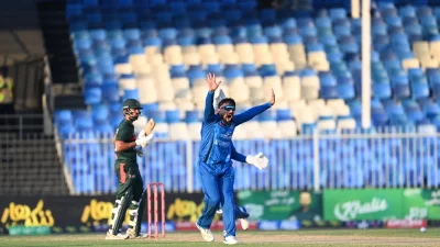 বল হাতে বাংলাদেশকে শেষ দিকে বিপদে ফেলেন রশিদ।