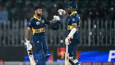 শানাকার সঙ্গে সেঞ্চুরি উদযাপনে পাভান।