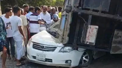 প্রাইভেটকারের ওপর আছড়ে পড়া ট্রাক