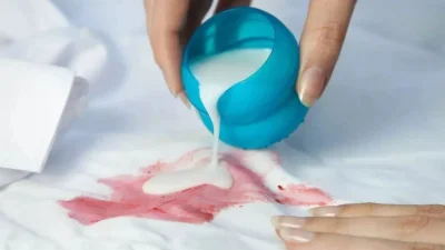 সাদা শাড়িতে সিঁদুরের দাগ তোলা (ছবি: সংগৃহীত)