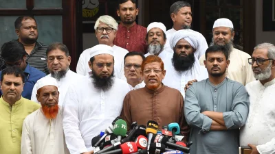 সাংবাদিকদের সঙ্গে কথা বলছেন ড. এএইচএম হামিদুর রহমান আযাদ