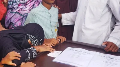 স্বামীর লাশের কফিনে মাথা ঠেকিয়ে স্ত্রীর আহাজারি