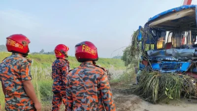 নিয়ন্ত্রণ হারিয়ে খাদে পড়ে যাত্রীবাহী বাস