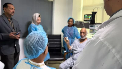 হাসপাতালে চিকিৎসাধীন ড. আবদুল মঈন খানের শয্যাপাশে মির্জা আব্বাস