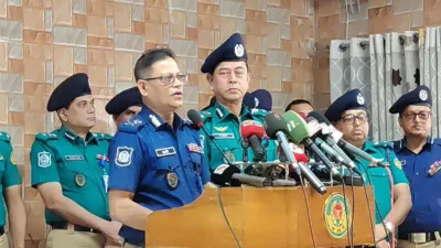 খুলনায় কমিউনিটি পুলিশিং বিষয়ক সুধী সমাবেশ শেষে সাংবাদিকদের সঙ্গে কথা বলেন পুলিশ মহাপরিদর্শক (আইজিপি) আলী হোসেন ফকির