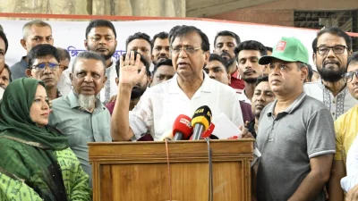 সাংবাদিকদের ব্রিফ করছেন ডিএসসিসি প্রশাসক বীর মুক্তিযোদ্ধা মো. আবদুস সালাম