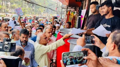 ডেঙ্গু সচেতনতায় লিফলেট বিতরণ করছেন বিএনপির ভারপ্রাপ্ত মহাসচিব রুহুল কবির রিজভী