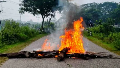 শনিবার ভোর থেকে খাগড়াছড়ির গুরুত্বপূর্ণ সড়কে টায়ার জ্বালিয়ে পিকেটিং করেন অবরোধকারীরা।