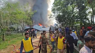 আগুন নেভানোর কাজে ফায়ার সার্ভিসের কর্মীরা