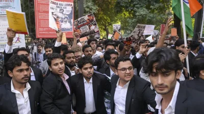 জামিয়া মিলিয়া ইসলামিয়ার আইন বিভাগের শিক্ষার্থীরা কালো কোট পরে মিছিল করে। ছবি: পিটিআই