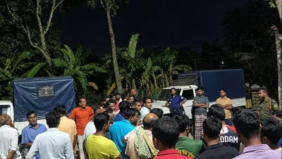 রাজশাহীর পুঠিয়া উপজেলার একটি গুদামে জমাট বাঁধা টিএসপি সার হাতুড়ি দিয়ে গুঁড়া করার ভিডিও ফেসবুকে ছড়িয়ে পড়ার পর ৫৫৩ বস্তা সারভর্তি গুদাম ঘিরে বিক্ষোভ শুরু করেন স্থানীয় লোকজন