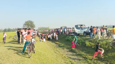 গণপিটুনিতে নিহত দুই মরদেহ দেখতে জনতার ভিড়।