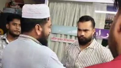 অভিযুক্ত উপাধ্যক্ষের কাছে ঘটনার জবাব চাইছেন স্থানীয়রা। ছবি: ভিডিও থেকে নেওয়া