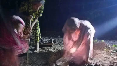 মানিক পশারীর কবর খুঁড়ছেন পরিবারের নারী সদস্যরা।