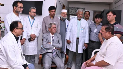 ভূমিমন্ত্রী মিজানুর রহমান মিনুকে দেখতে হাসপাতালে রাষ্ট্রপতি মির্জা ফখরুল ইসলাম আলমগীর