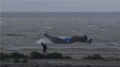 জেলেদের সমুদ্রে না যাওয়ার পরামর্শ দেওয়া হয়েছে এবং যারা ইতিমধ্যে গভীর সমুদ্রে রয়েছেন, তাদের উপকূলে ফিরে আসতে বলা হয়েছে। সূত্র: রয়টার্স