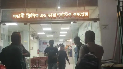 নগরের বাবুখান রোডে খুলনা কমার্স কলেজের বিপরীতে সন্ধানী ক্লিনিকে গুলি-ভাঙচুর